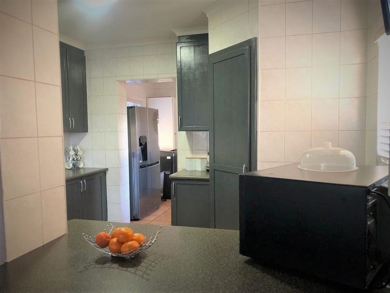 Stylish 4 Bedroom Family Home with Solar, Pool and Great Entertainment Space - Photo 4