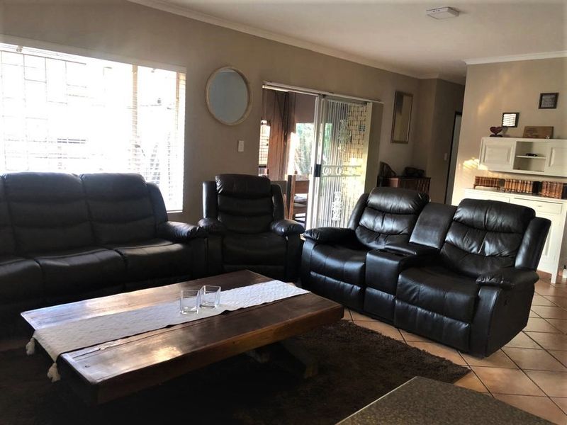 Stylish 4 Bedroom Family Home with Solar, Pool and Great Entertainment Space - Photo 9