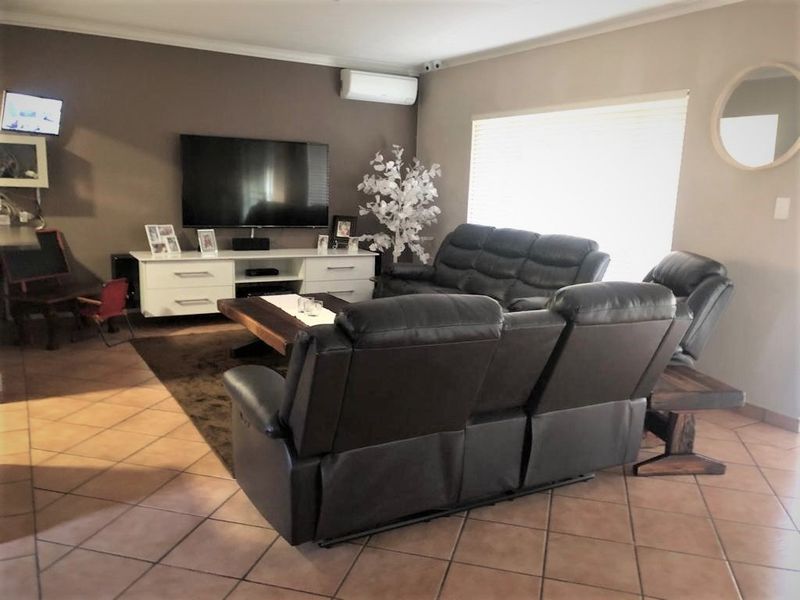 Stylish 4 Bedroom Family Home with Solar, Pool and Great Entertainment Space - Photo 8