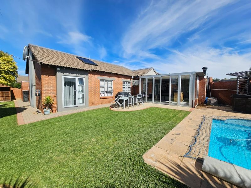 A Beautiful and Modern 3 Bedroom 2 Bathroom Townhouse for Sale in Monavoni - Photo 6
