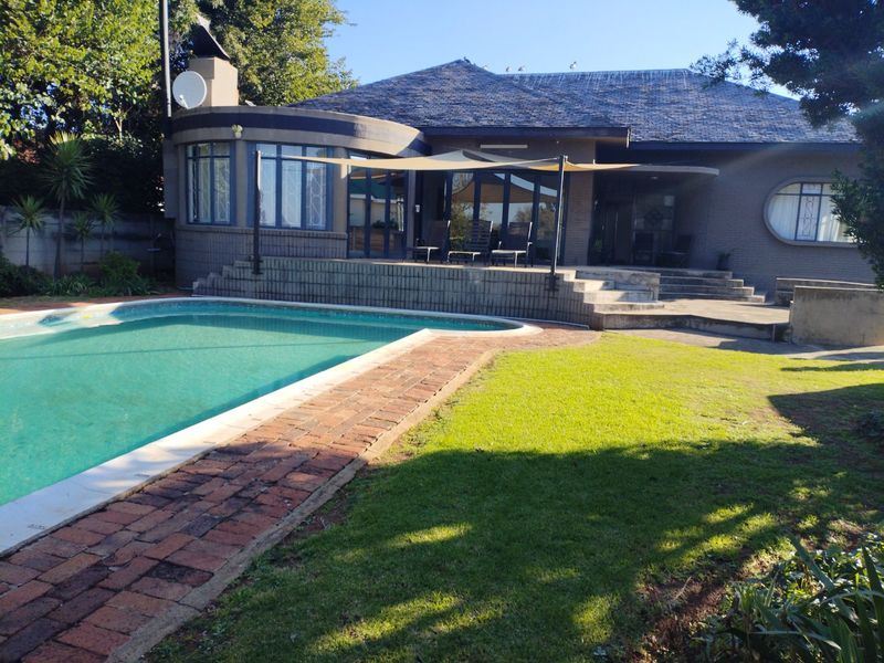 4 Bedroom House for Sale in Selection Park  - Photo 1
