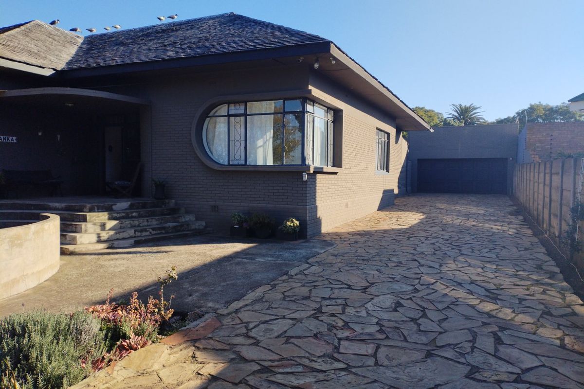 4 Bedroom House for Sale in Selection Park  - Photo 2