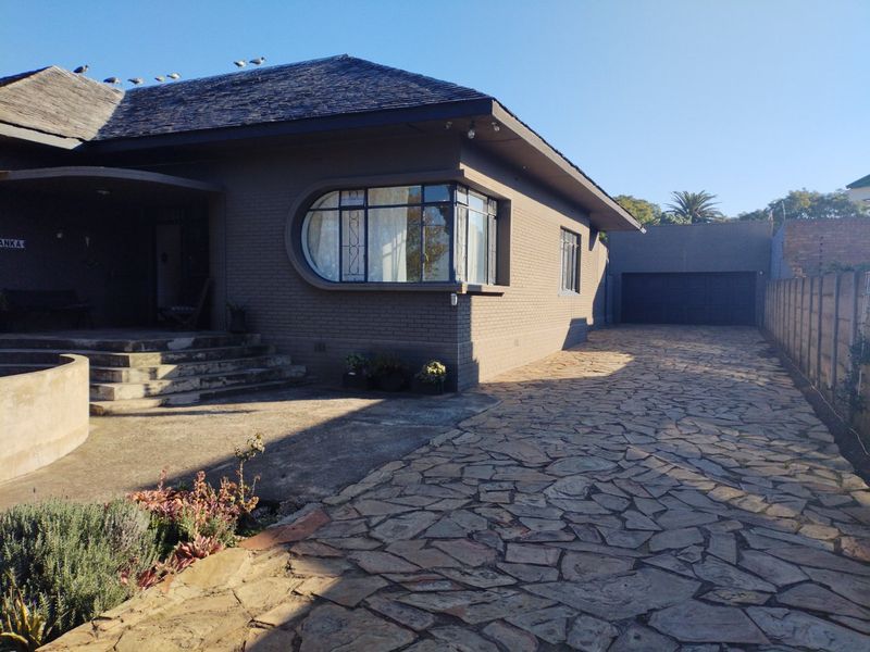 4 Bedroom House for Sale in Selection Park  - Photo 2