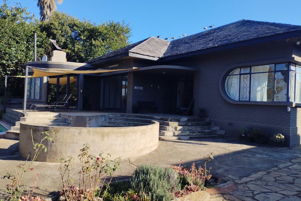 4 Bedroom House for Sale in Selection Park  - Photo 3