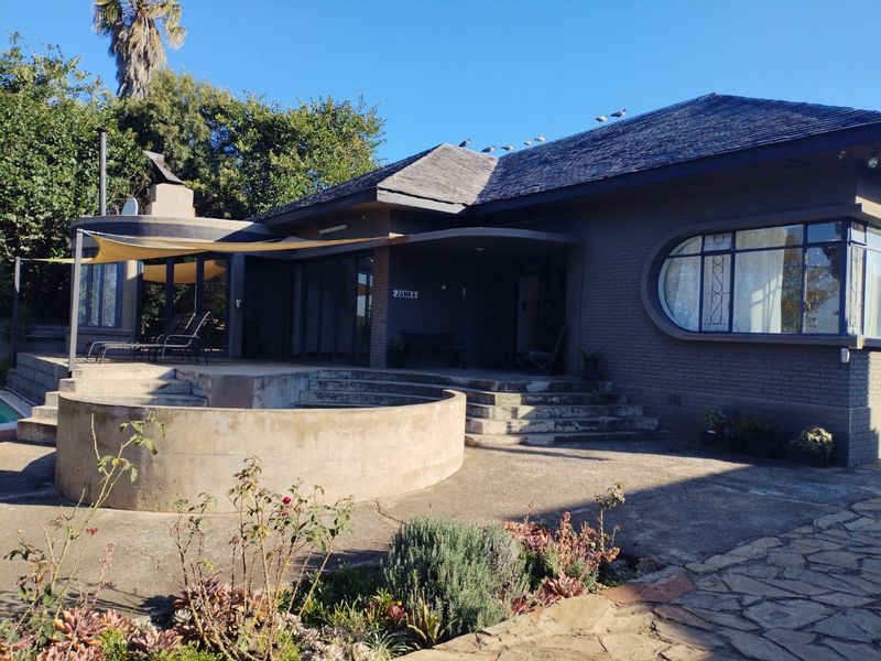 4 Bedroom House for Sale in Selection Park  - Photo 3
