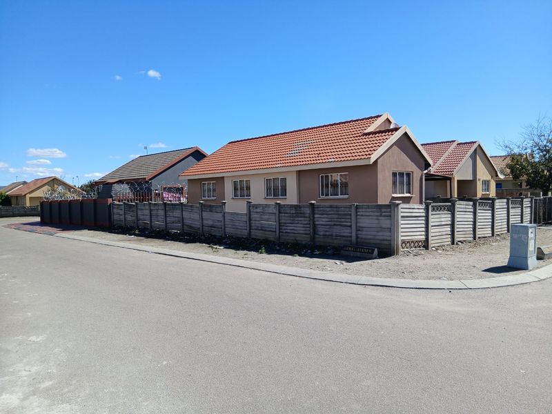 Pre-Auction Opportunity in Platinum Village  - Photo 1