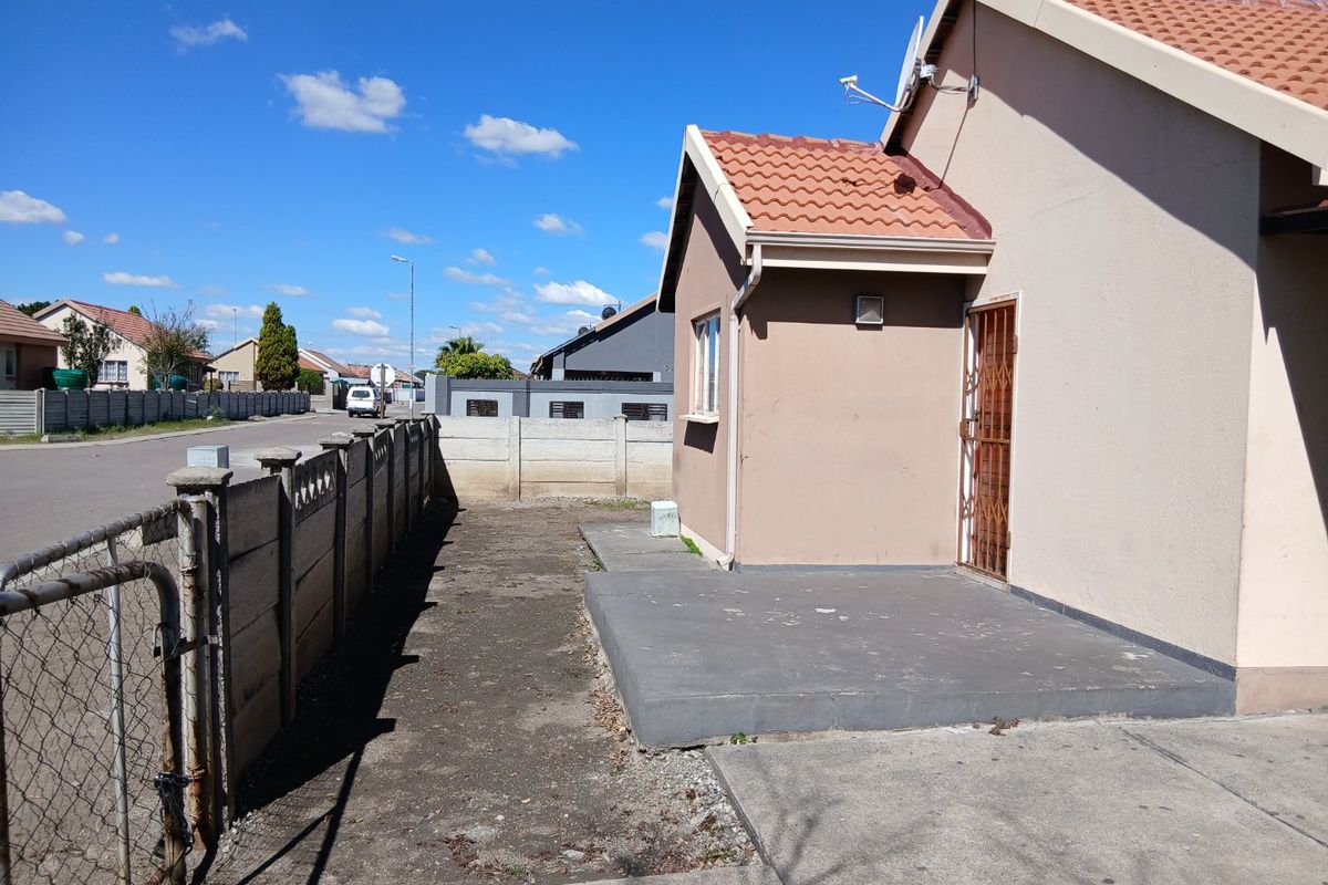 Pre-Auction Opportunity in Platinum Village  - Photo 2