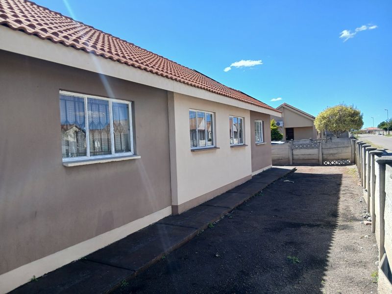 Pre-Auction Opportunity in Platinum Village  - Photo 5