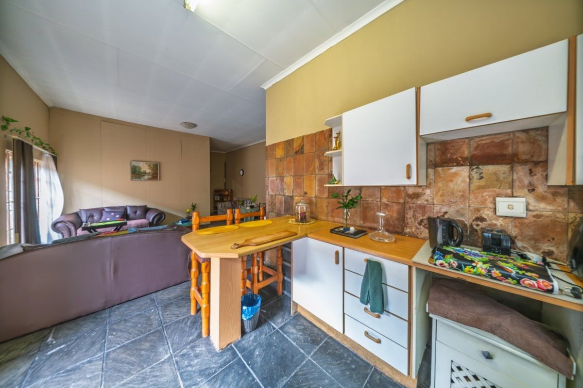 SPACIOUS FAMILY HOME WITH ENTERTAINER’S DREAM FEATURES! - Photo 4