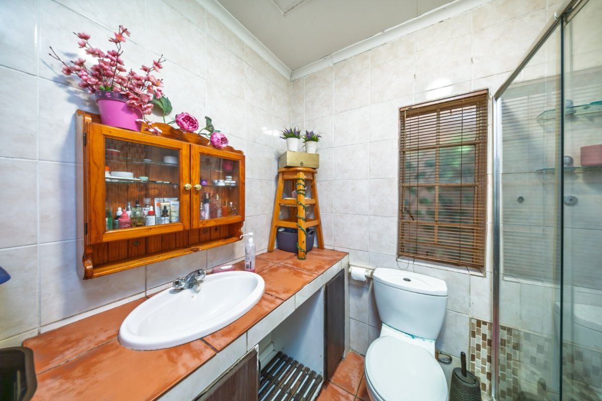 SPACIOUS FAMILY HOME WITH ENTERTAINER’S DREAM FEATURES! - Photo 5