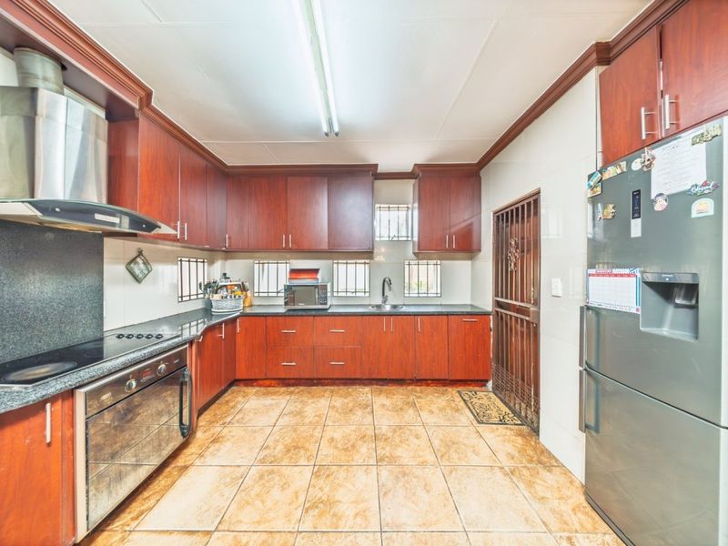 SPACIOUS FAMILY HOME WITH ENTERTAINER’S DREAM FEATURES! - Photo 8
