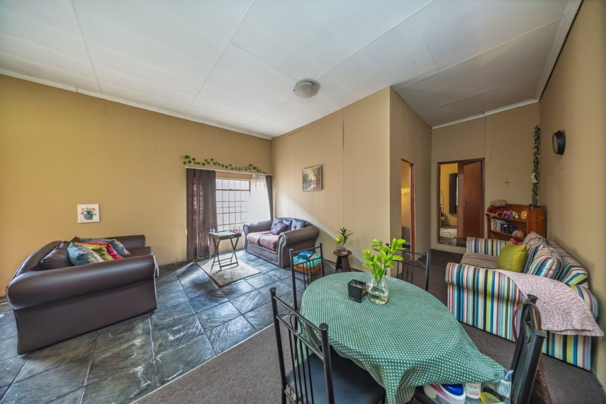 SPACIOUS FAMILY HOME WITH ENTERTAINER’S DREAM FEATURES! - Photo 3
