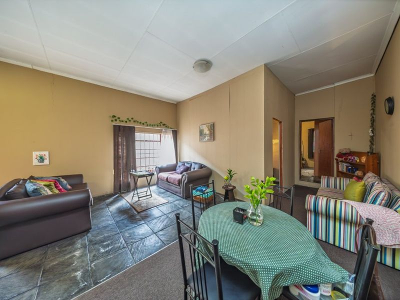 SPACIOUS FAMILY HOME WITH ENTERTAINER’S DREAM FEATURES! - Photo 3