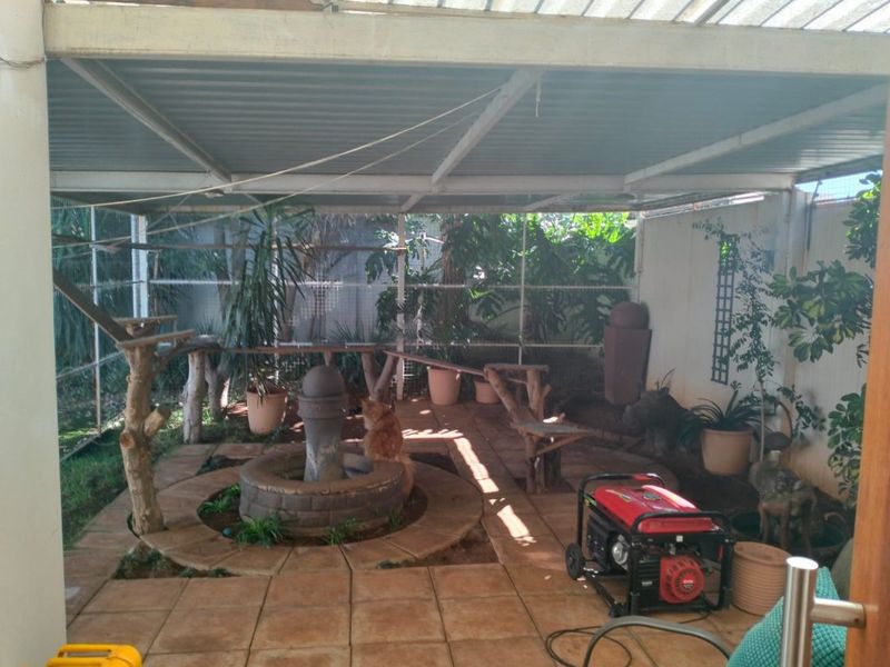 CHARMING FAMILY HOME WITH SPACE & SECURITY! - Photo 2