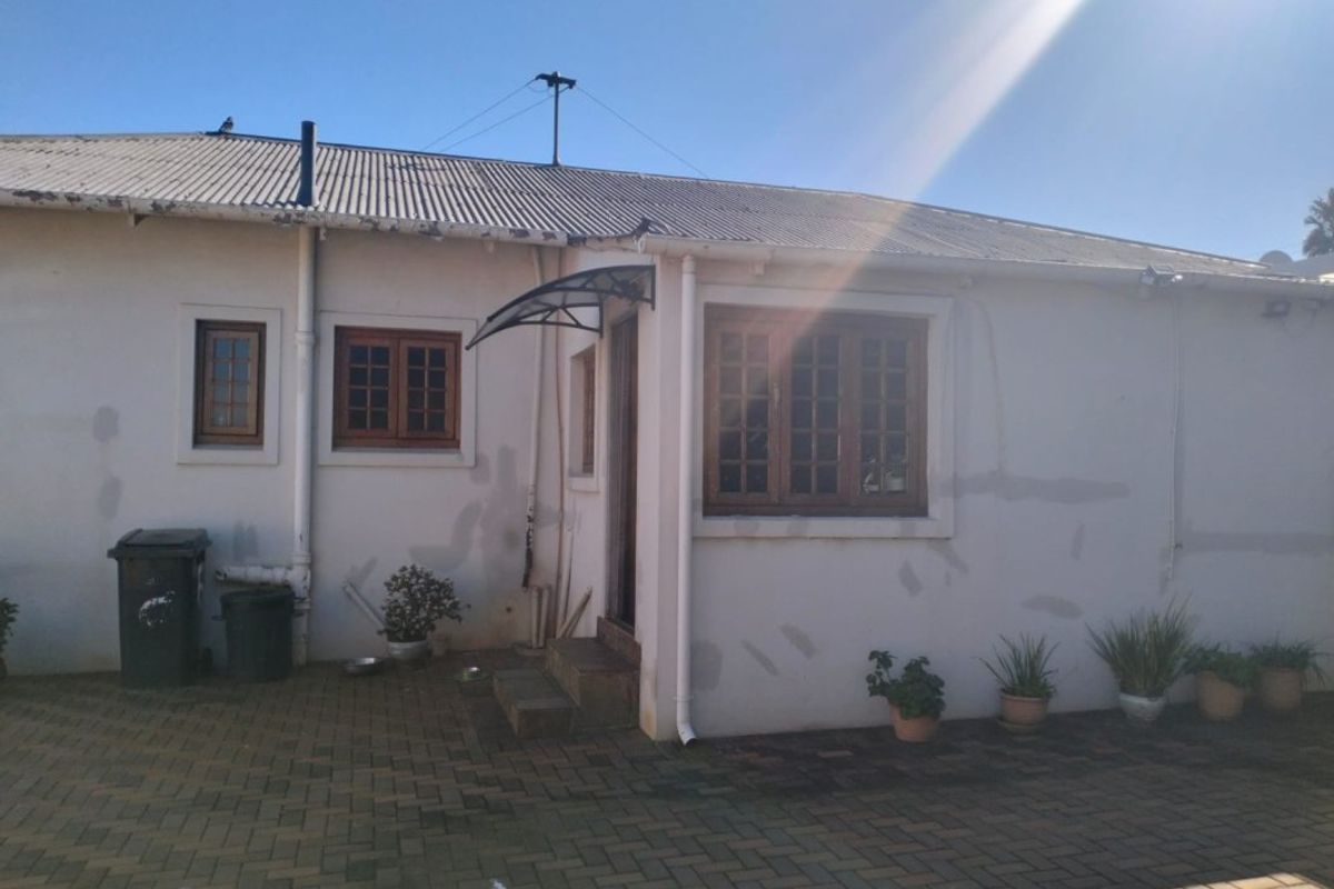CHARMING FAMILY HOME WITH SPACE & SECURITY! - Photo 4