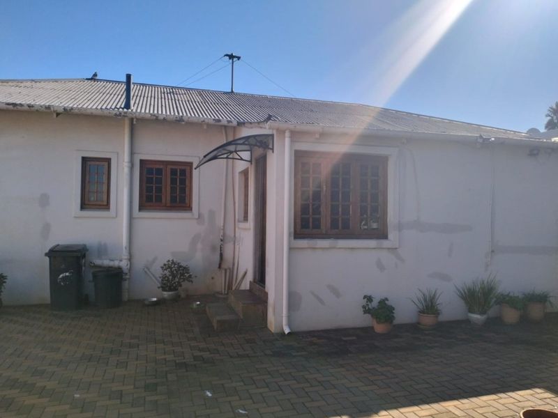 CHARMING FAMILY HOME WITH SPACE & SECURITY! - Photo 4