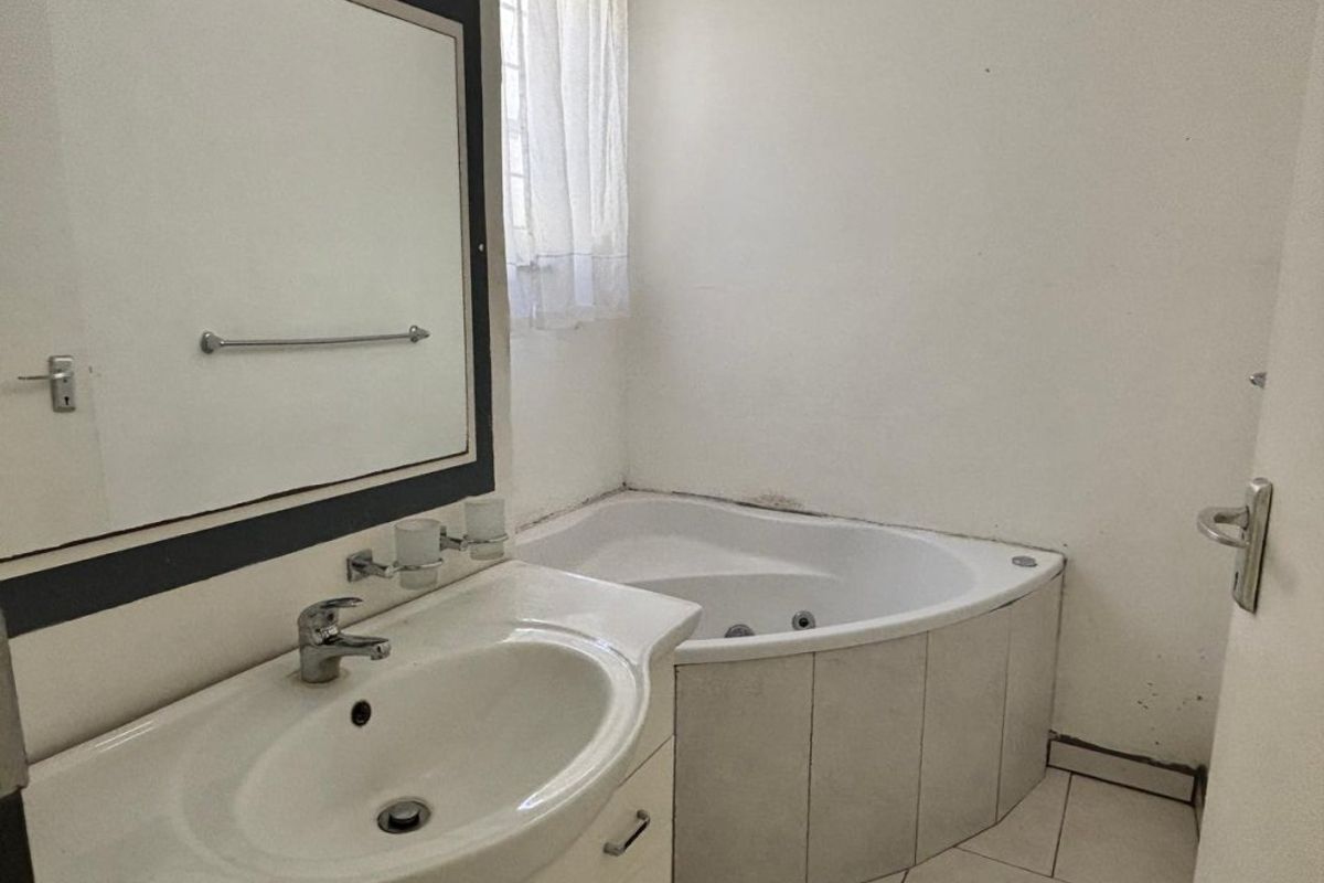 2 bedroom 2 bathroom apartment - Photo 3