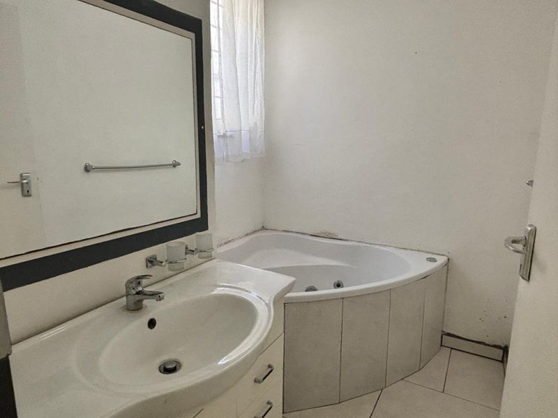 2 bedroom 2 bathroom apartment - Photo 3