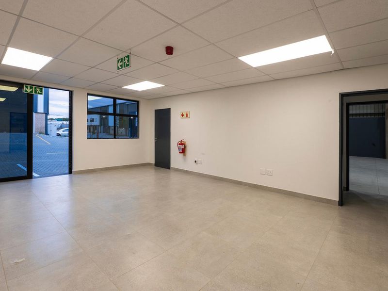 558 SQM Logistics Warehouse Available in Samrand - Photo 5