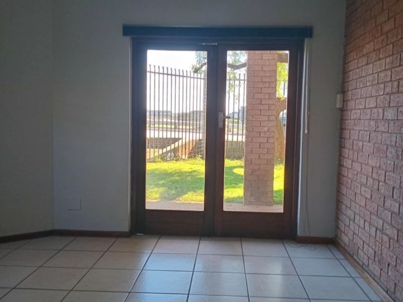 Spacious Ground Floor Office in Highveld, Centurion - Photo 9