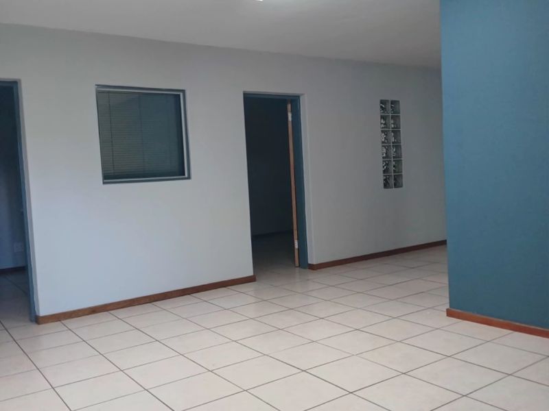 Spacious Ground Floor Office in Highveld, Centurion - Photo 3
