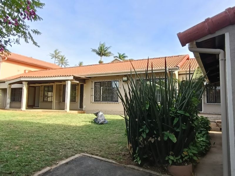 To let in Umhlanga, Pet friendly 3 bedroom home with pool and jacuzzi. - Photo 1