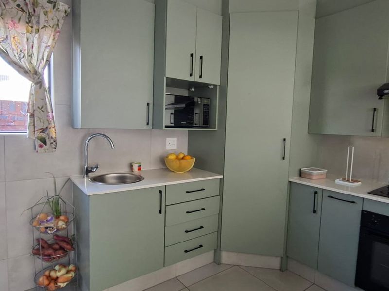 Spacious four bedroom family home in a safe and secure Estate - Photo 5