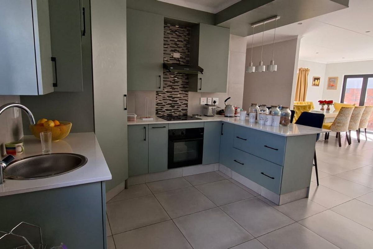 Spacious four bedroom family home in a safe and secure Estate - Photo 4