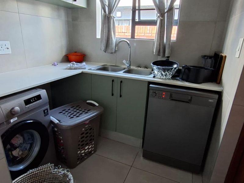 Spacious four bedroom family home in a safe and secure Estate - Photo 7