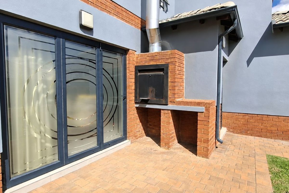 Spacious four bedroom family home in a safe and secure Estate - Photo 2