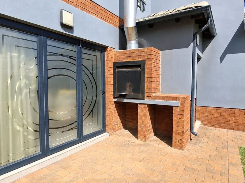 Spacious four bedroom family home in a safe and secure Estate - Photo 2