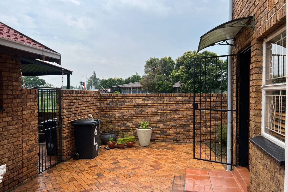 4 bed 2 bath Townhouse to let - Photo 3