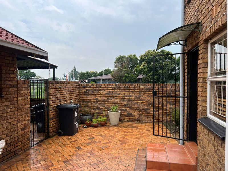 4 bed 2 bath Townhouse to let - Photo 3