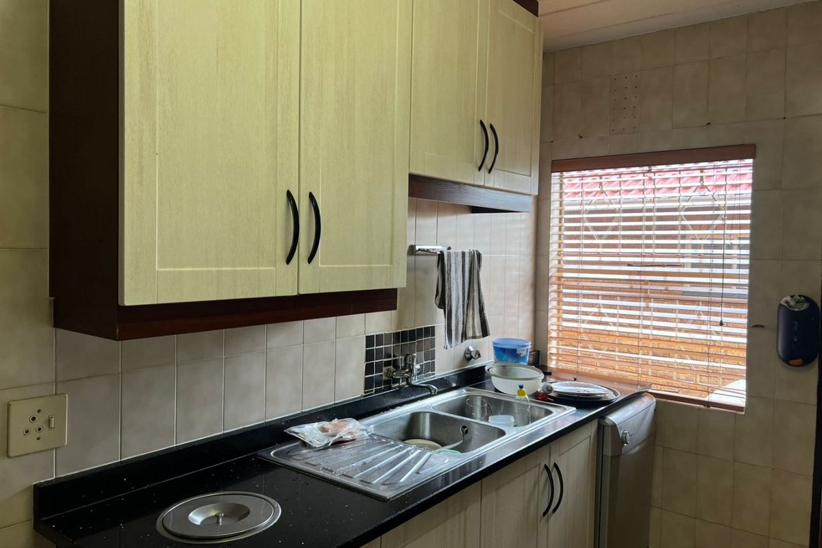 4 bed 2 bath Townhouse to let - Photo 5