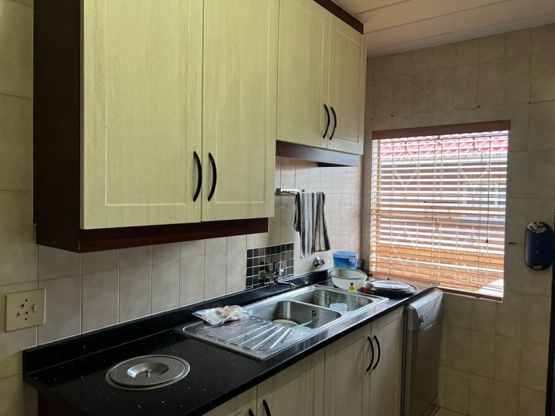 4 bed 2 bath Townhouse to let - Photo 5