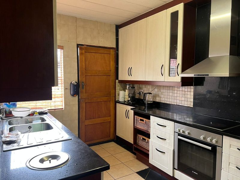 4 bed 2 bath Townhouse to let - Photo 6