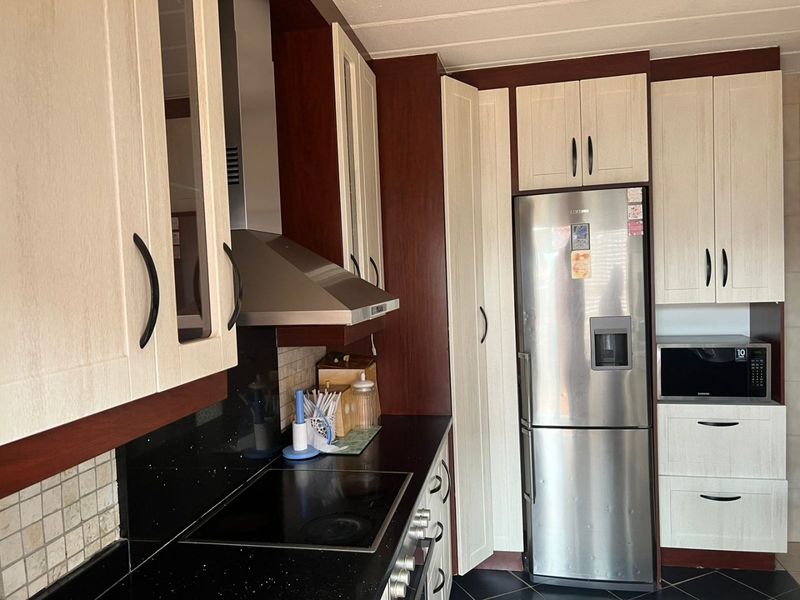 4 bed 2 bath Townhouse to let - Photo 4