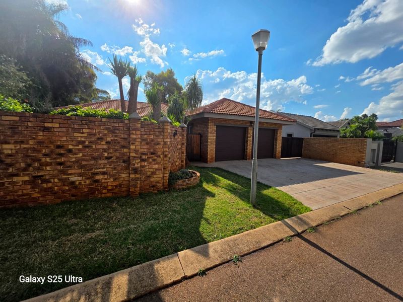 3 Bedroom Family Home Fulltitle in Green Acres Estate - Photo 2