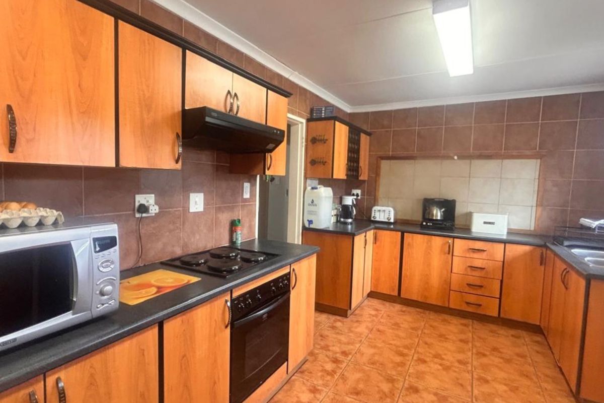 Prime Guesthouse Investment In Standerton Central - Photo 4