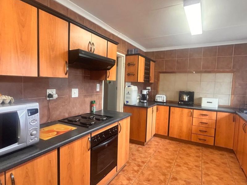 Prime Guesthouse Investment In Standerton Central - Photo 4