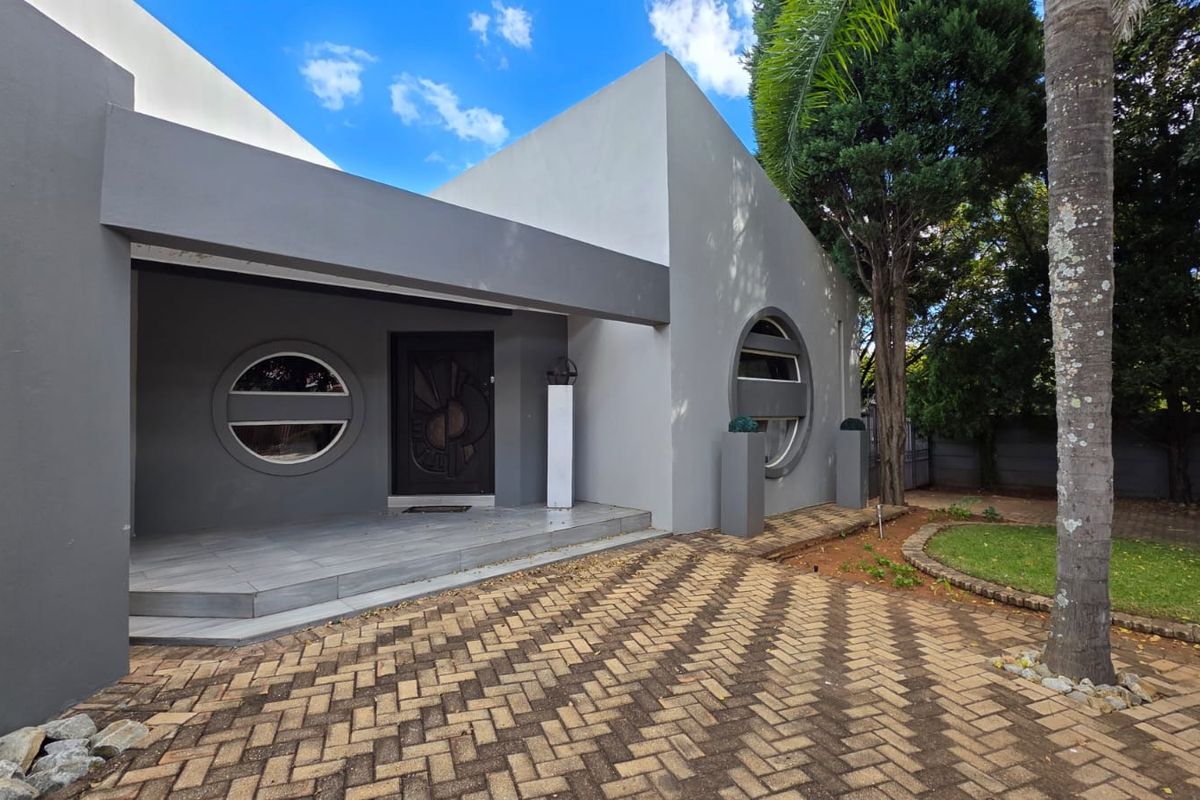 Elegant Family Living in Exclusive Wilkoppies - Photo 3