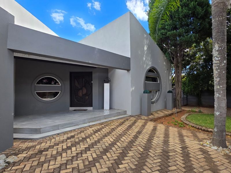Elegant Family Living in Exclusive Wilkoppies - Photo 3