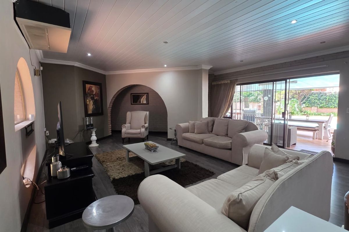 Elegant Family Living in Exclusive Wilkoppies - Photo 5