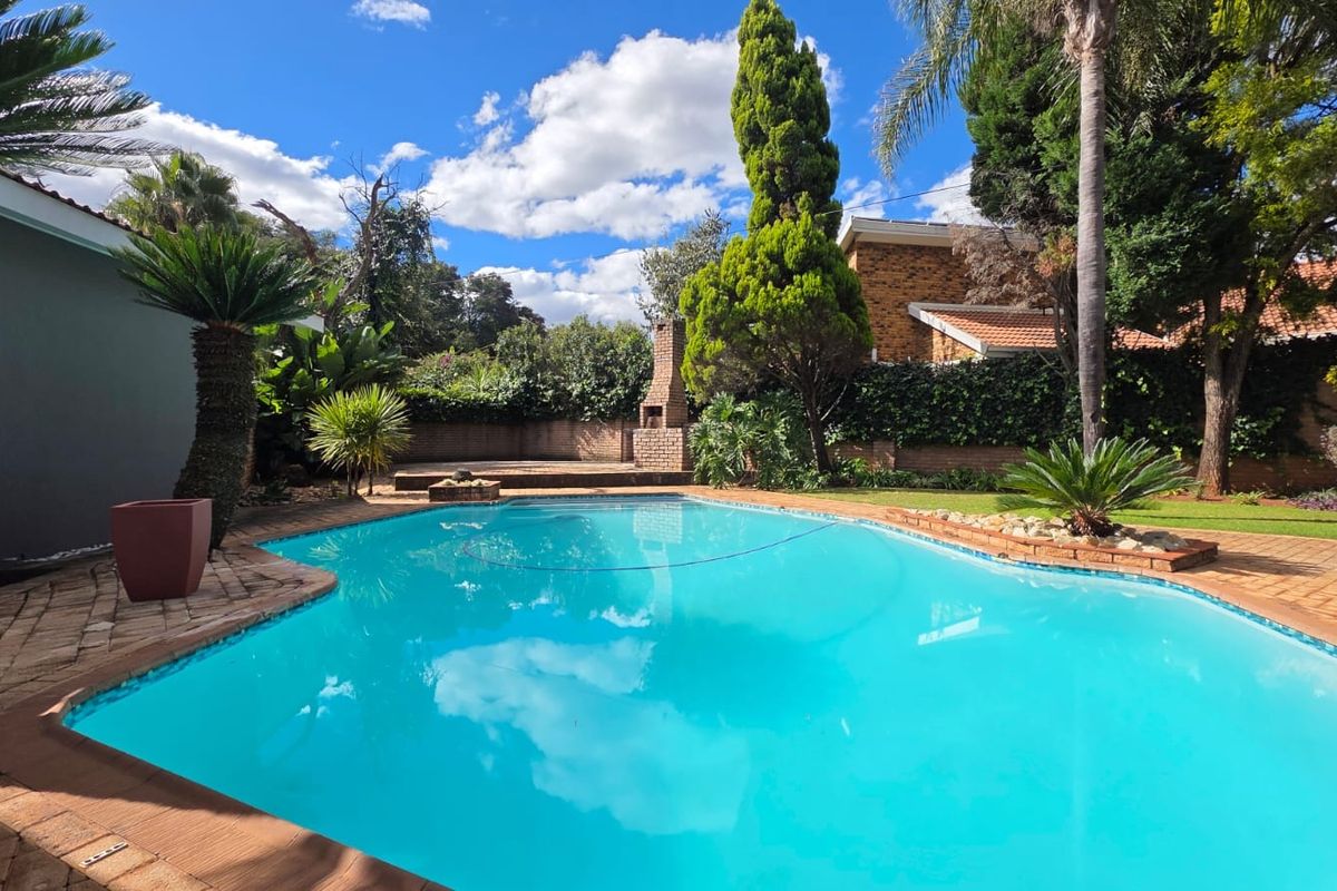 Elegant Family Living in Exclusive Wilkoppies - Photo 4