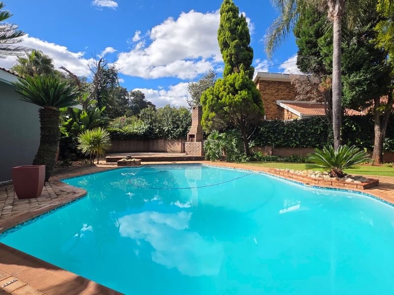 Elegant Family Living in Exclusive Wilkoppies - Photo 4