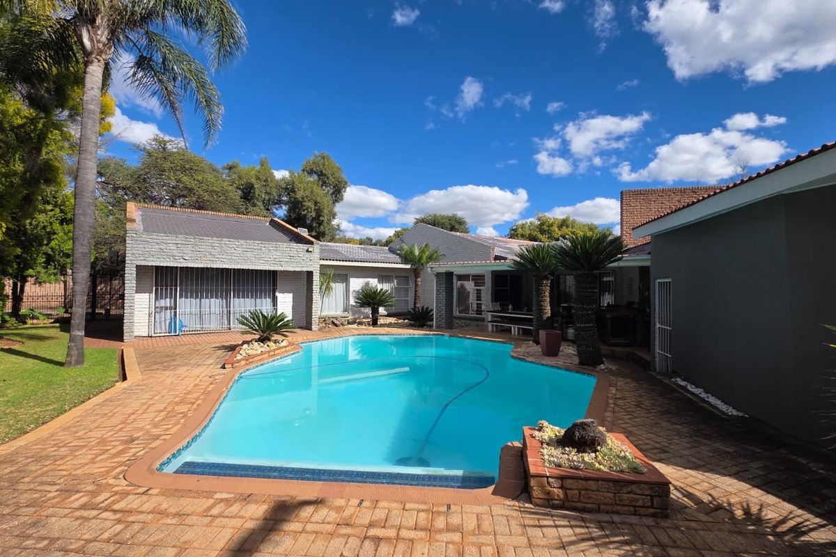 Elegant Family Living in Exclusive Wilkoppies - Photo 2