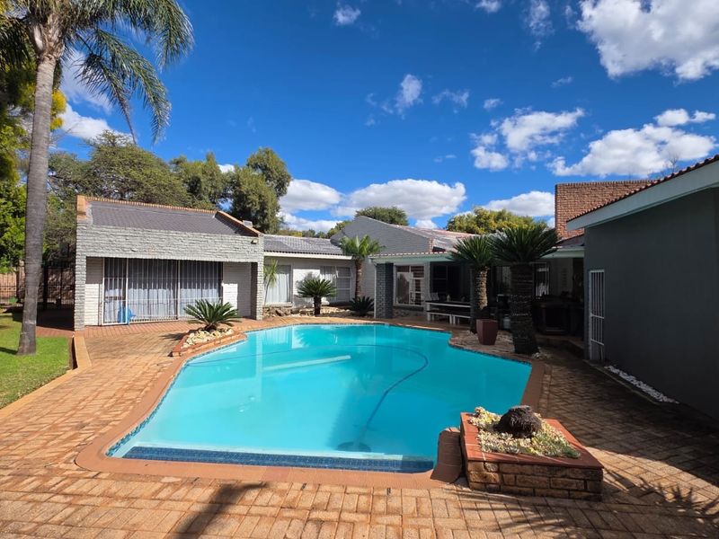 Elegant Family Living in Exclusive Wilkoppies - Photo 2
