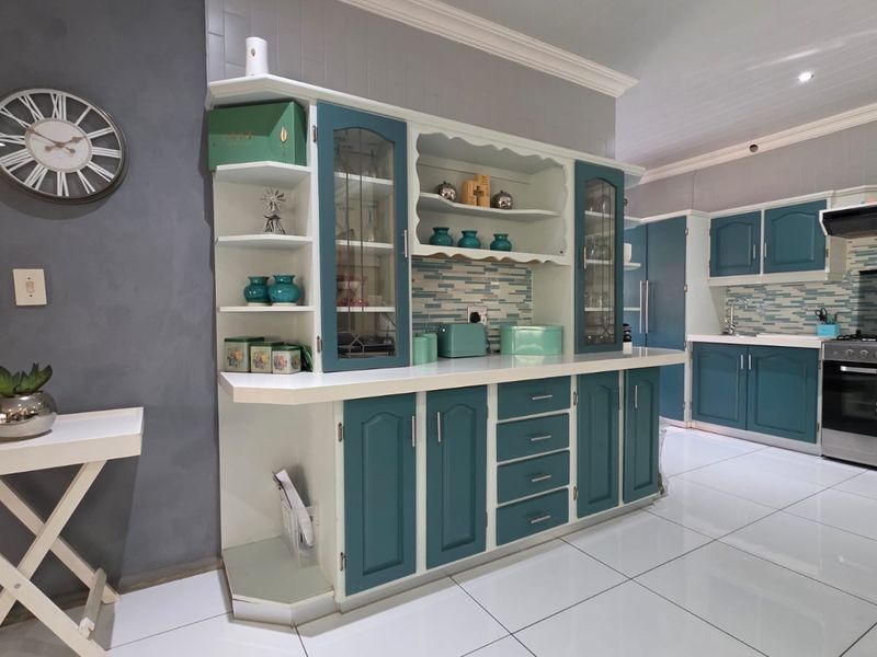 Elegant Family Living in Exclusive Wilkoppies - Photo 10