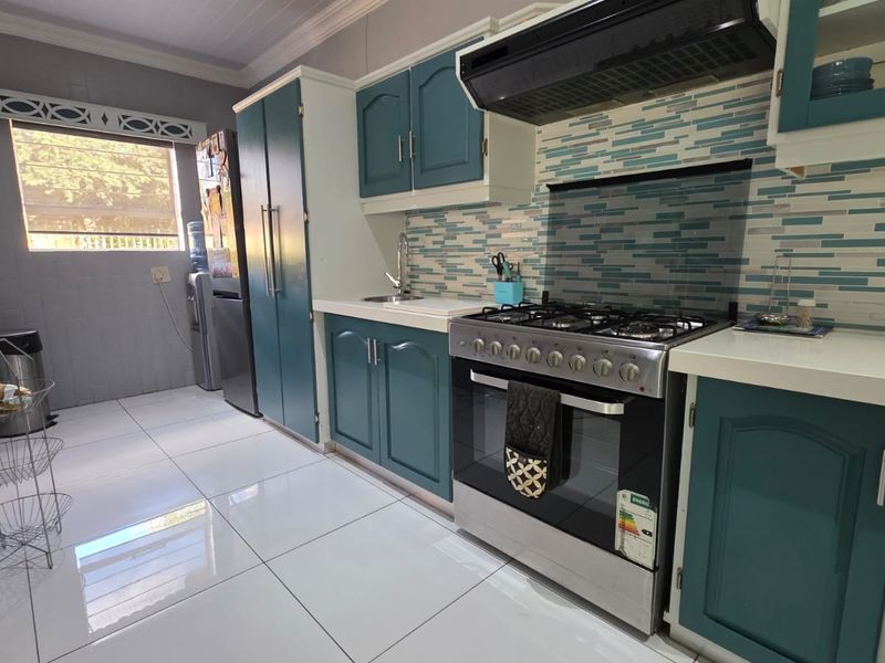 Elegant Family Living in Exclusive Wilkoppies - Photo 9