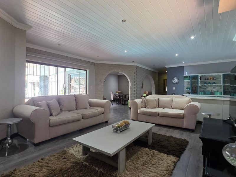 Elegant Family Living in Exclusive Wilkoppies - Photo 8